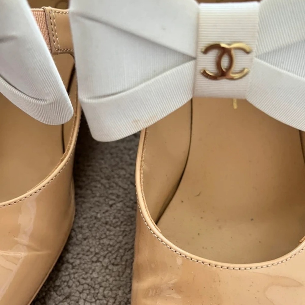 CHANEL Cream Patent Leather Heels with White Bow - Picture 2 of 4